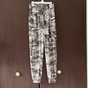 Chicme Camo green/ brown cargo joggers. Size 0/XS